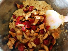 倒入红枣搅拌均匀