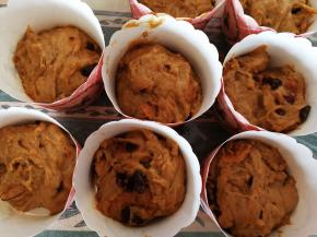 挖适量的面糊放进纸杯里面（纸杯三分之二就可以了）