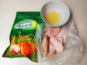 准备好鸡翅中，烤肉料，炸过肉圆的油（比较香）