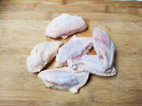 鸡翅中洗净沥干水