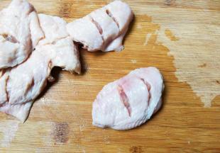 每一个鸡翅中正面和反面都用刀划切两刀口