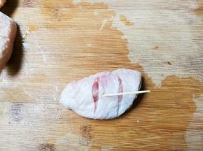 用牙签在里面扎一扎孔，便于腌制入味