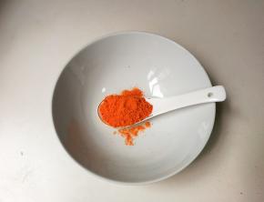 现在调烤肉汁：12克烤肉料放大碗里