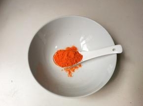 现在调烤肉汁：12克烤肉料放大碗里