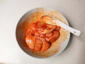 放入鸡翅中拌匀