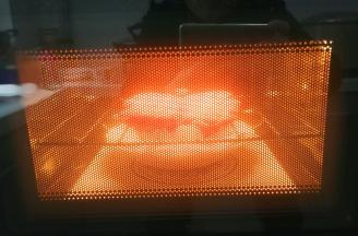 选择烤鸡按键十分钟，中途翻面，刷一层油鸡翅中表面