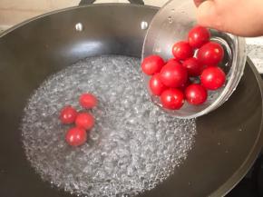 小番茄洗净煮一下