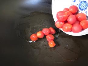 起油锅放入小番茄稍微炒一下