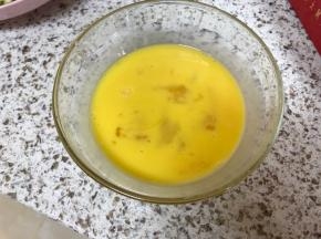 鸡蛋打散备用