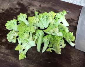 宝塔菜洗净切好备用