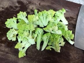 宝塔菜洗净切好备用