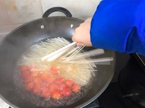 倒入适量开水，煮开，下入面条