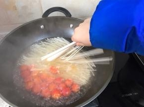倒入适量开水，煮开，下入面条