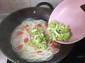 面条煮软至五白芯后倒入宝塔菜