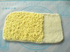 参照了Penny老师的食谱步骤，把椰蓉从左边开始铺满面饼的三分之二