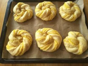 发到一倍多大，拿出来刷上蛋液（同时165度预热烤箱）