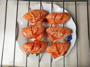 烤架抹点油 将腌制好的鸡翅中摆放烤架上面