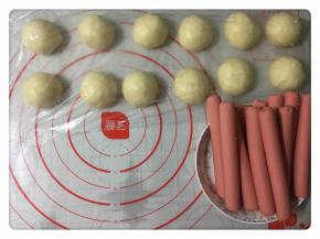 揉好的面团静置醒发的时候我们可以提前准备好火腿肠。