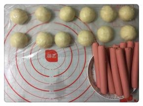 揉好的面团静置醒发的时候我们可以提前准备好火腿肠。
