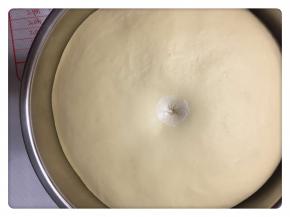 发酵至原来的1.5-2倍大，手指沾粉插入面团，洞口不回缩就可以了。