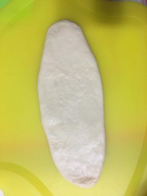 取一块小面团擀成椭圆形。