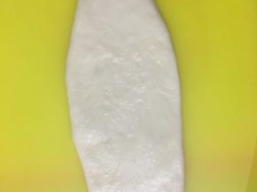 取一块小面团擀成椭圆形。