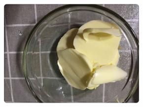 黄油室温软化至轻松按下就可以了。