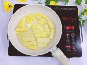 将沾好蛋液的糍粑放入锅中