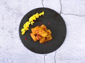 均匀裹上红糖即可，将剩余的鸡蛋液煎好打散，在糍粑上撒上玫瑰花碎片