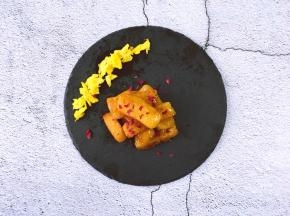 均匀裹上红糖即可，将剩余的鸡蛋液煎好打散，在糍粑上撒上玫瑰花碎片