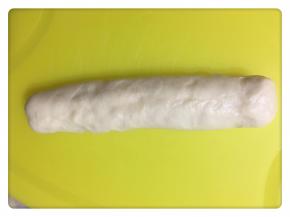 包好火腿肠，收口一定要捏紧。