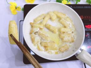 煎制金黄翻面，两边都煎好后是鼓起来的就好了