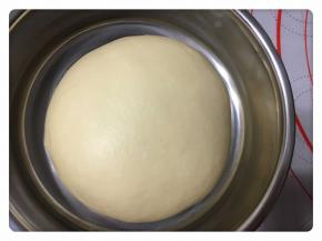 将面团整圆放入盆里进行发酵（温度大概29-30度，发酵50分钟左右。