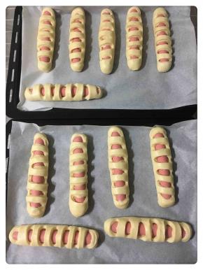 将做好的肠仔面包的收口处放烤盘下面，防止收口爆裂。然后放入烤箱醒发35-40分钟左右。然后预热烤箱，185度，上下火中层烤15-18分钟左右。