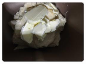 当揉面程序十五分钟时放入黄油，然后继续揉面十分钟左右，我用的是柏翠面包机。