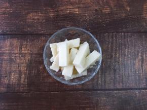 将糍粑切均匀小块装碗