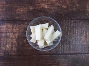 将糍粑切均匀小块装碗