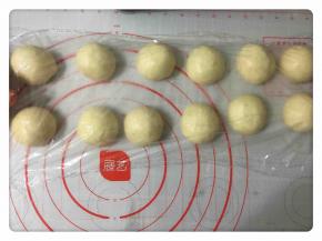 将面团平均分成12份再次揉圆盖上保鲜膜静置醒面15分钟左右。