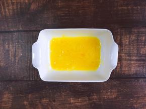 准备一个碗，将鸡蛋打散