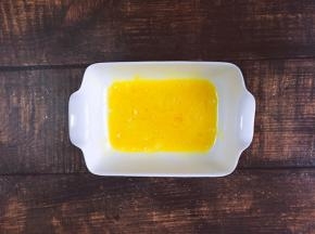 准备一个碗，将鸡蛋打散