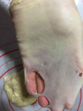 将面团揉至扩展阶段将面团取出。