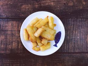 将煎好的糍粑沥干油分装盘