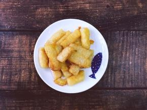 将煎好的糍粑沥干油分装盘