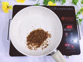 平底锅里倒入红糖