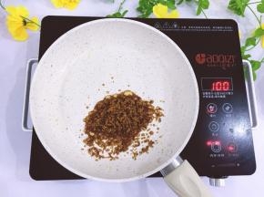 平底锅里倒入红糖