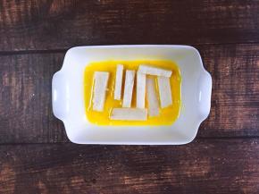 将切好的糍粑放入碗中，均匀沾上蛋液