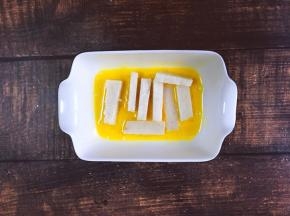 将切好的糍粑放入碗中，均匀沾上蛋液