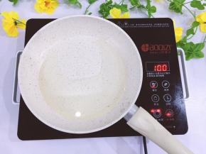 准备一个不粘平底锅，锅里放油