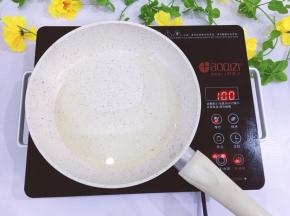 准备一个不粘平底锅，锅里放油