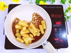 在锅里加少许水，红糖熬稠加入煎好的糍粑